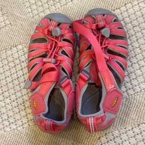 Keen girls shoes. Used condition. Pink. Size little girls 13